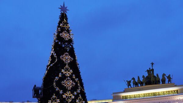 Заключительный монтаж и пробное включение подсветки новогодней елки на Дворцовой площади в Санкт-Петербурге