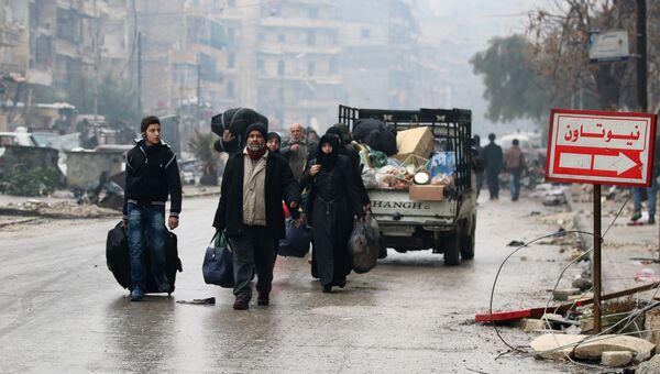 Жители в освобожденном квартале восточного Алеппо. Архивное фото