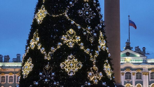 Заключительный монтаж и пробное включение подсветки новогодней елки на Дворцовой площади в Санкт-Петербурге