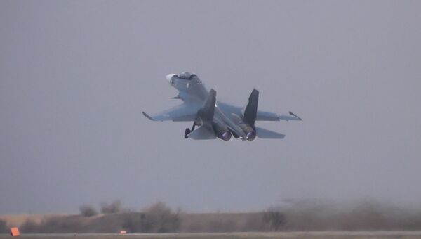 Новейшие истребители Су-30СМ в небе над Крымом. Кадры тренировочного полета