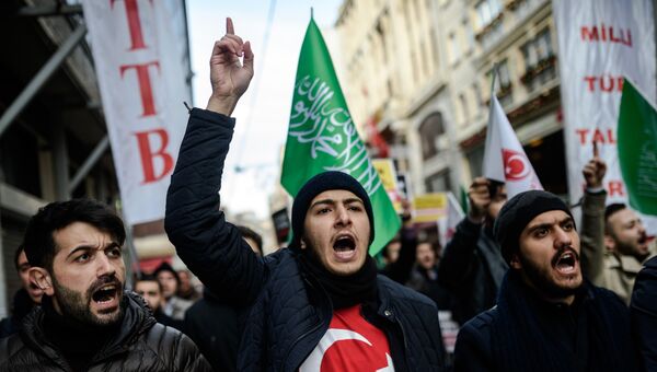 Участники антироссийской акции в Стамбуле, Турция. 14 декабря 2016