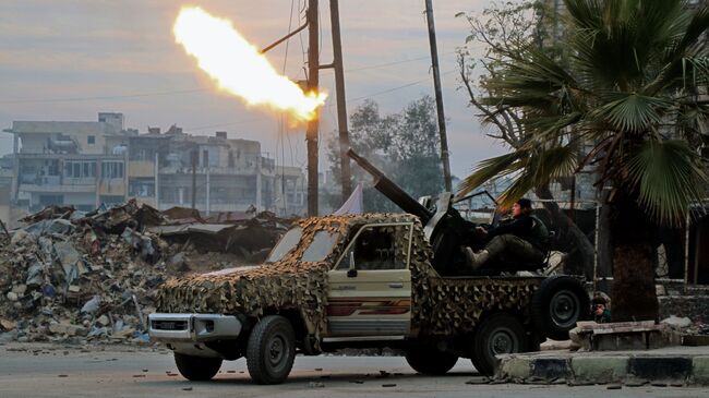 Боевики ведут огонь по позициям правительственных войск в Алеппо. Архивное фото