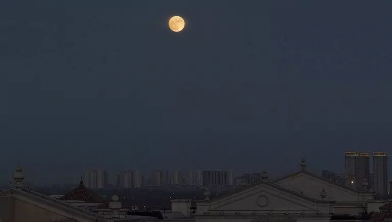 Суперлуние в Пекине, Китай Суперлуние в Пекине, Китай