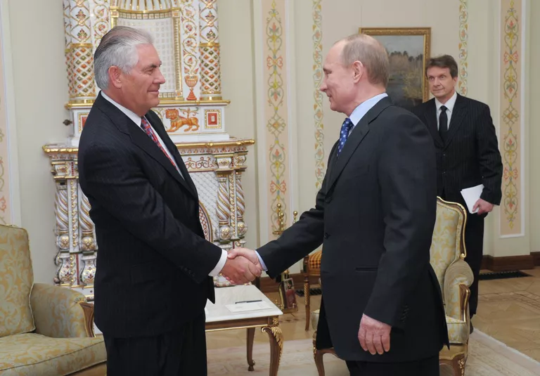 Владимир Путин во время встречи с президентом компании Экссон Мобил Рексом Тиллерсоном Владимир Путин во время встречи с президентом компании Экссон Мобил Рексом Тиллерсоном