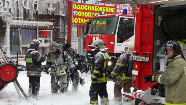 Пожар на строительном рынке Мельница на юго-западе Москвы. 14 декабря 2016