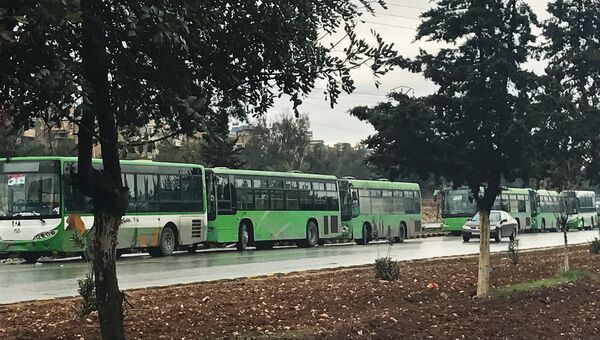 Автобусы в ожидании выхода боевиков в квартале Салахеддин у Юго-западного выезда из сирийского Алеппо. Архивное фото
