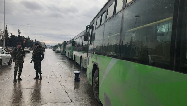 Автобусы в ожидании выхода боевиков в квартале Салахеддин у Юго-западного выезда из сирийского Алеппо