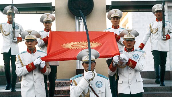Почетный караул у Монумента Независимости и флага Кыргызской Республики в Бишкеке