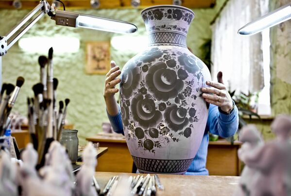 Роспись вазы в живописном участке на предприятии Гжельский завод художественной росписи