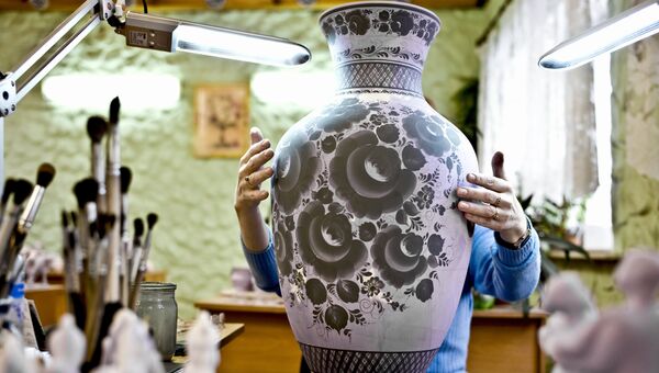 Роспись вазы в живописном участке на предприятии Гжельский завод художественной росписи