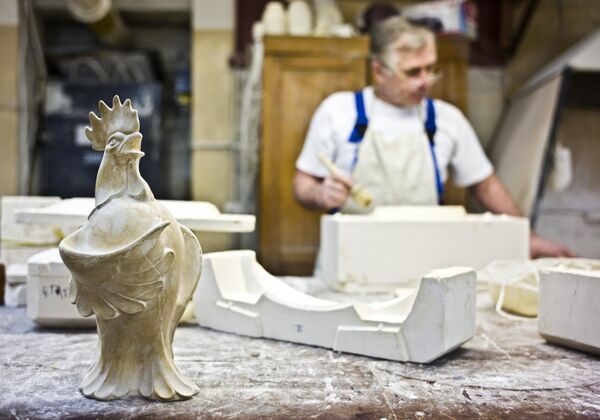Изготовление форм для фарфоровых изделий в модельном цехе на предприятии Гжельский завод художественной росписи