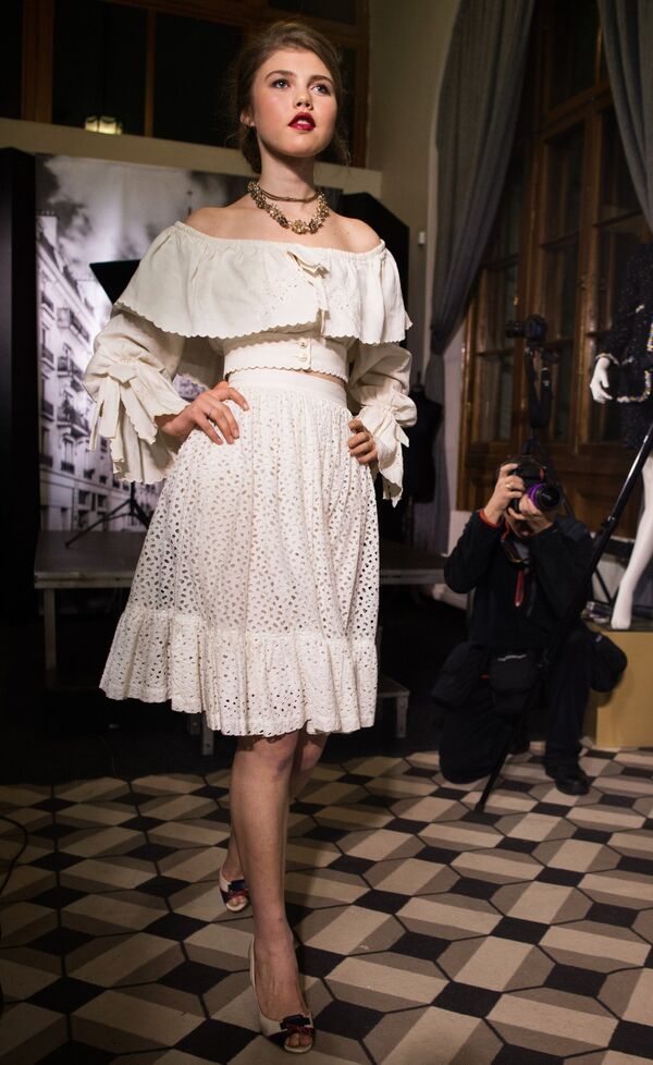 Модель демонстрирует одежду на открытии выставки I love Chanel. Частные коллекции