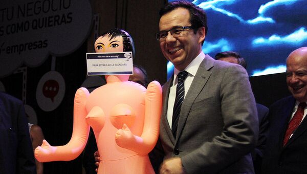 Министр экономики Чили Луис Фелипе Сеспедес с подаренной ему секс-куклой