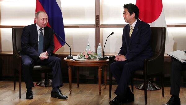 Президент РФ Владимир Путин во время беседы с премьер-министром Японии Синдзо Абэ. Архивное фото