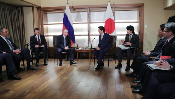 Президент РФ Владимир Путин во время беседы с премьер-министром Японии Синдзо Абэ в Нагато. 15 декабря 2016