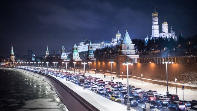 Автомобильное движение на Кремлевской набережной в Москве