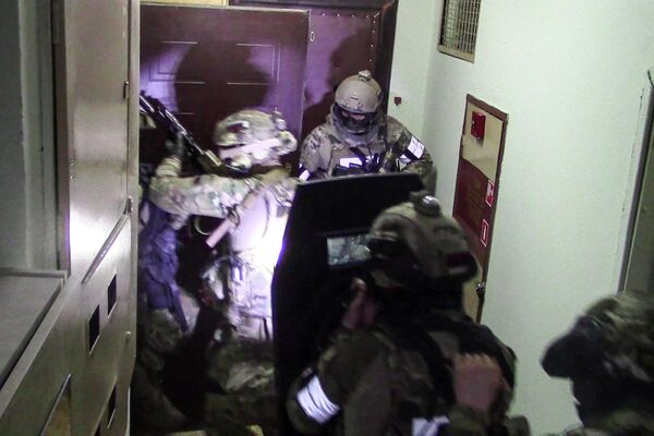 Сотрудники ФСБ РФ в ходе операции по задержанию диверсионно-террористической группы в Москве