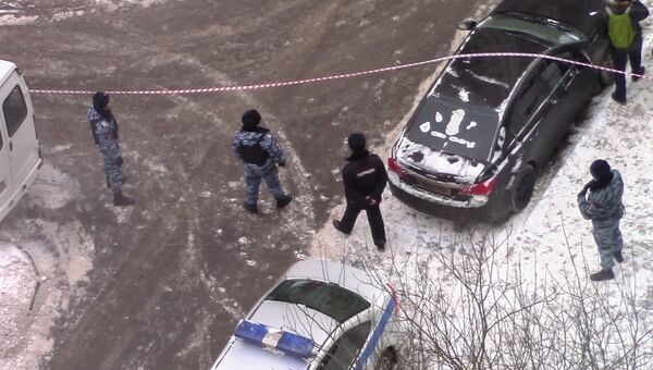 Сотрудники правоохранительных органов у места задержания ФСБ РФ диверсионно-террористической группы в Москве