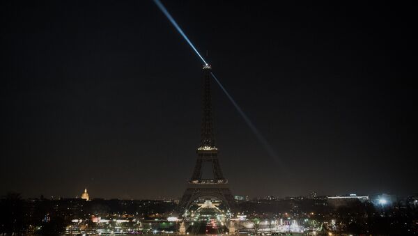 Огни Эйфелевой башни погасли в поддержку жителей сирийского города Алеппо в Париже, Франция