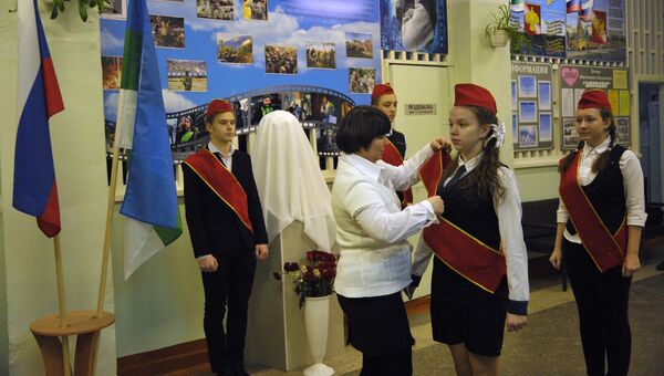 Школьники у бюста Андрея Стенина, установленного в школе №2 города Печора республики Коми