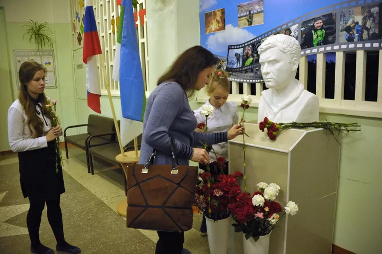Церемония открытия бюста Андрея Стенина в школе №2 города Печора республики Коми Церемония открытия бюста Андрея Стенина в школе №2 города Печора республики Коми