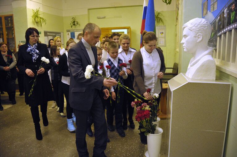 Церемония открытия бюста Андрея Стенина в школе №2 города Печора республики Коми