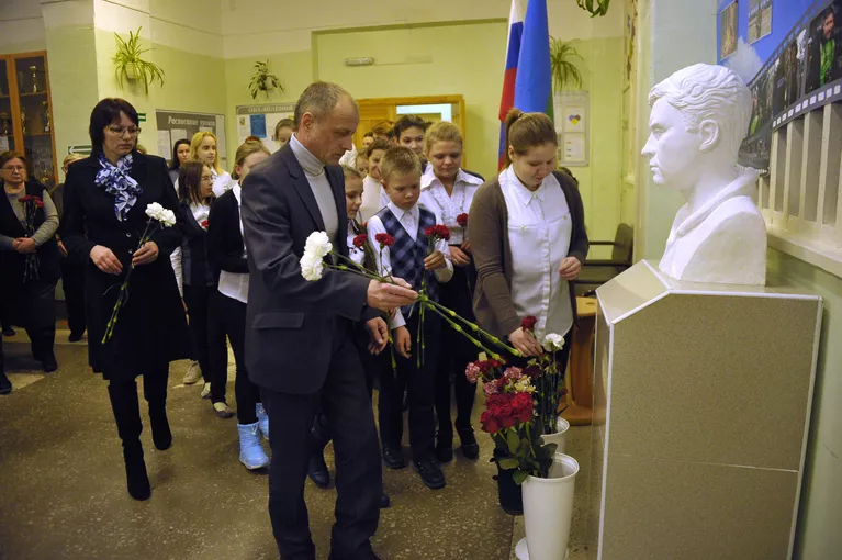 Церемония открытия бюста Андрея Стенина в школе №2 города Печора республики Коми Церемония открытия бюста Андрея Стенина в школе №2 города Печора республики Коми