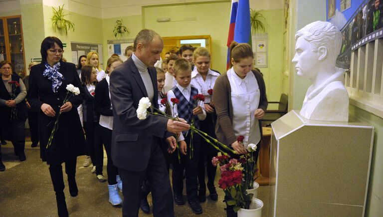 Церемония открытия бюста Андрея Стенина в школе №2 города Печора республики Коми