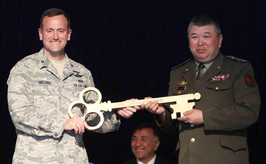 Командующий авиабазой Джон Миллард передает символический ключ от авиабазы Манас первому заместителю министра обороны Киргизии Замиру Суеркулову. 2014 год