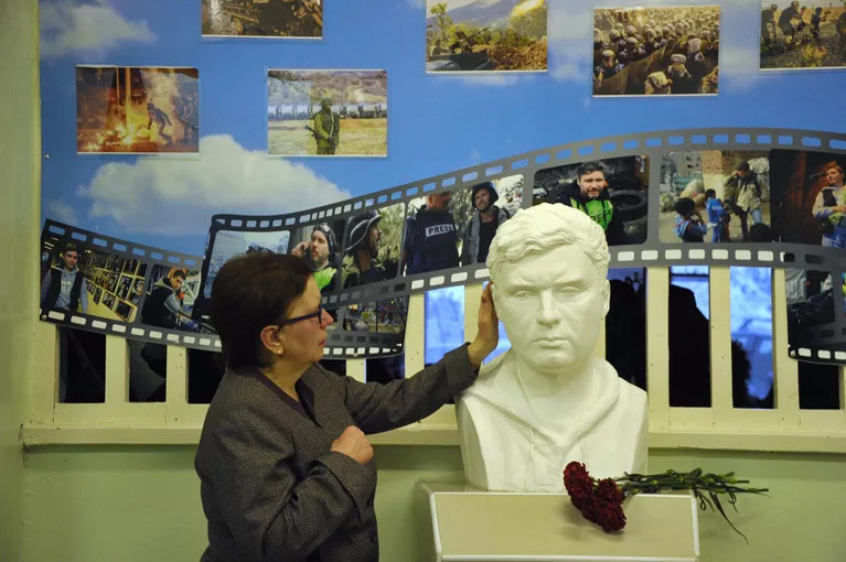 Вера Стенина около бюста ее сына Андрея в его родной школе номер 2 города Печора республики Коми Вера Стенина около бюста ее сына Андрея в его родной школе номер 2 города Печора республики Коми