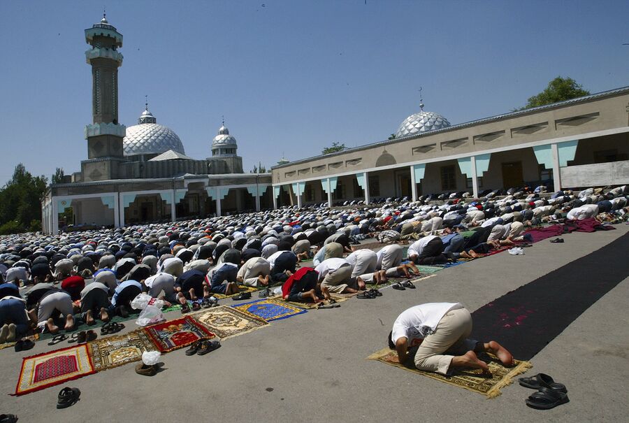 Мусульмане во время молитвы в мечети Бишкека 