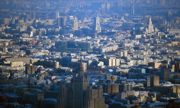 Вид на центр Москвы с крыши самого высокого жилого небоскреба в Европе - башни Око