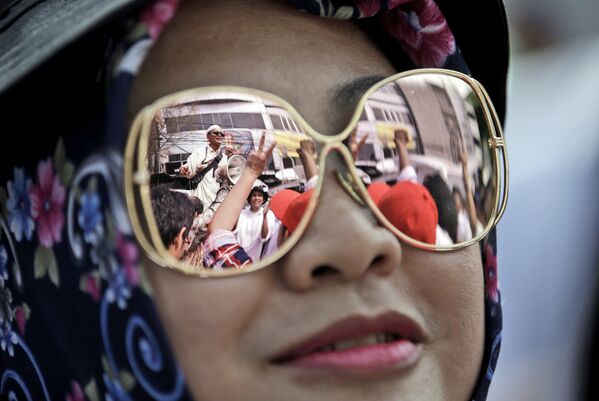 Девушка во время акции в поддержку губернатора Басуки Чахая Пурнамы в Джакарте