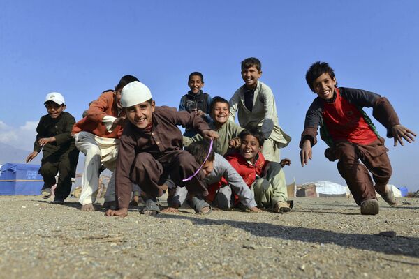 Дети играют на окраине Джелалабада в Афганистане