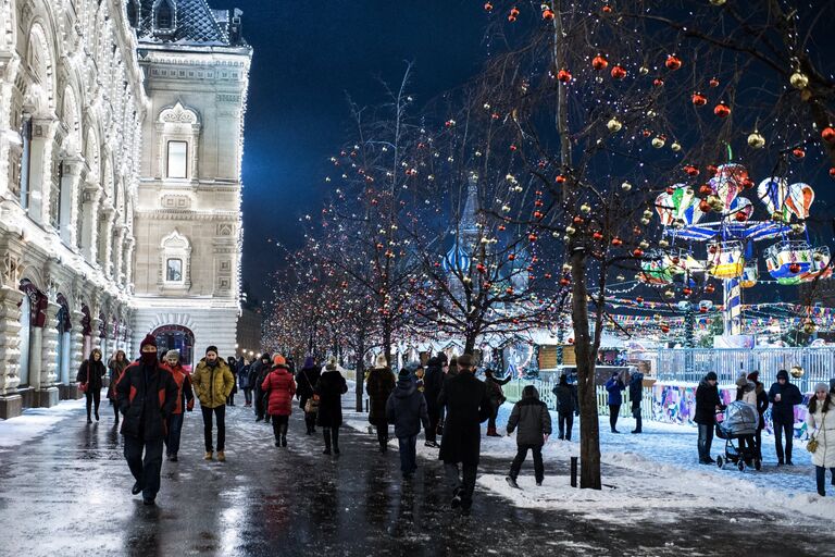 Горожане гуляют на Красной площади в Москве