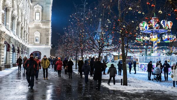 Горожане гуляют на Красной площади в Москве