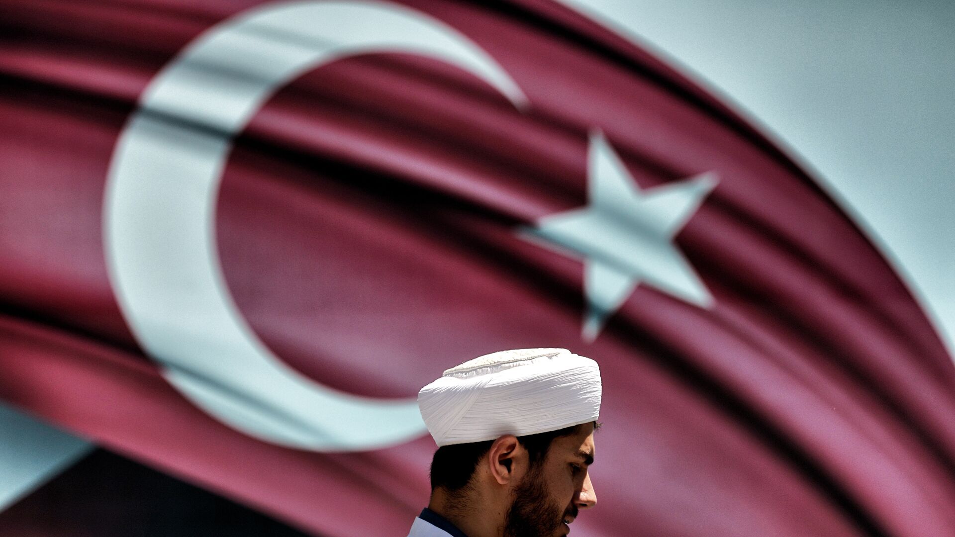 Имам на фоне флага Турции в Стамбуле - РИА Новости, 1920, 23.05.2022