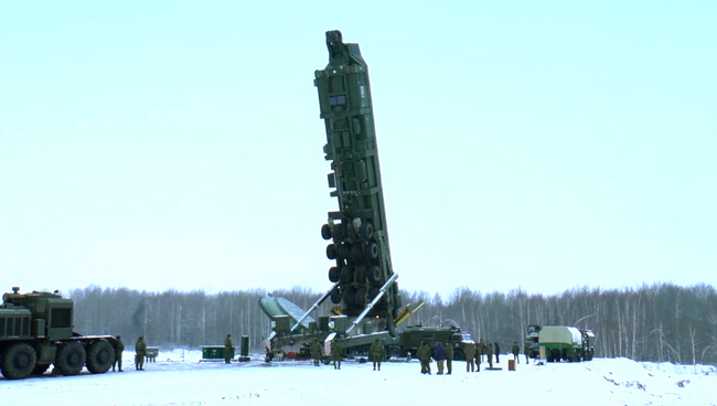 Загрузка баллистических ракет РС-24 Ярс в пусковую установку. Кадры Минобороны