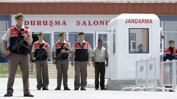 Военная охрана у тюрьмы недалеко от Стамбула во время судебного процесса над участниками заговора против Тайипа Эрдогана. Архивное фото