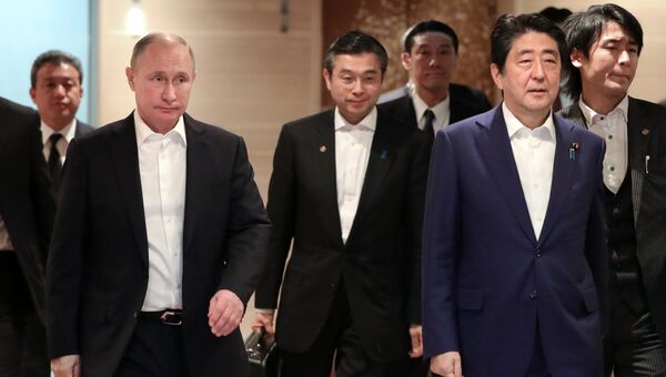 Президент РФ Владимир Путин и премьер-министр Японии Синдзо Абэ во время встречи в городе Нагато. 15 декабря 2016