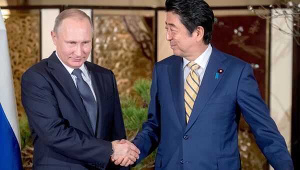 Президент РФ Владимир Путин и премьер-министр Японии Синдзо Абэ во время встречи в городе Нагато. 15 декабря 2016