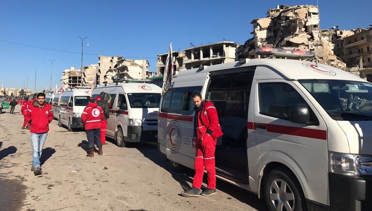 Сотрудники Красного креста ожидают выхода последней группы боевиков из восточного Алеппо