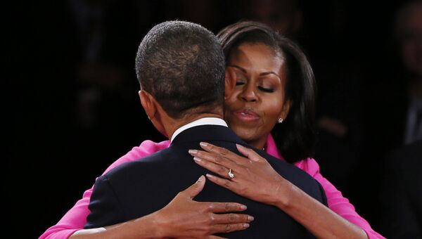 Мишель Обама обнимает своего мужа Барака Обаму. 2012 год