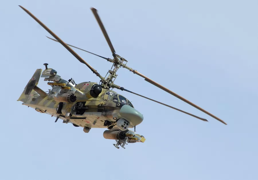 Вертолет Ка-52 Аллигатор во время боевой операции в окрестностях освобожденного от боевиков города Эль-Карьятейн Вертолет Ка-52 Аллигатор во время боевой операции в окрестностях освобожденного от боевиков города Эль-Карьятейн