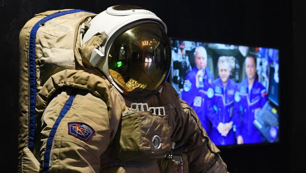 Космический скафандр на мультимедийной выставке Космос. Love которая открылась в московском центре дизайна ARTPLAY