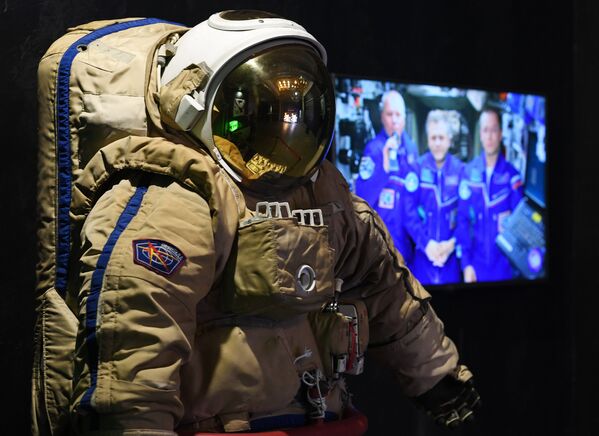 Космический скафандр на мультимедийной выставке Космос. Love которая открылась в московском центре дизайна ARTPLAY