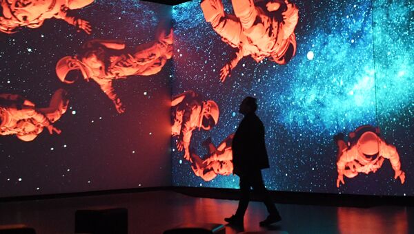 Посетитель на экспозиции мультимедийной выставки Космос. Love открывшейся в московском центре дизайна ARTPLAY