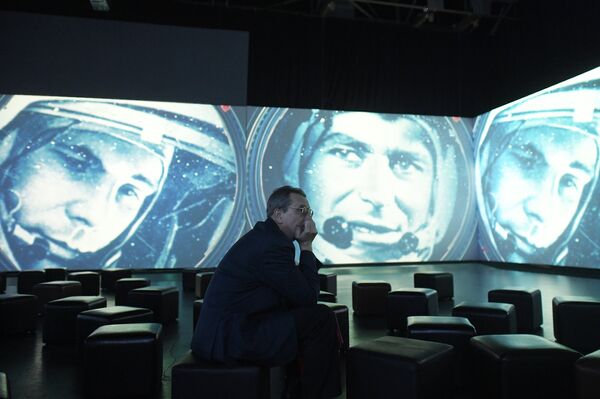 Посетитель на экспозиции мультимедийной выставки Космос. Love открывшейся в московском центре дизайна ARTPLAY