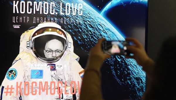 Баннер на мультимедийной выставке Космос. Love открывшейся в московском центре дизайна ARTPLAY