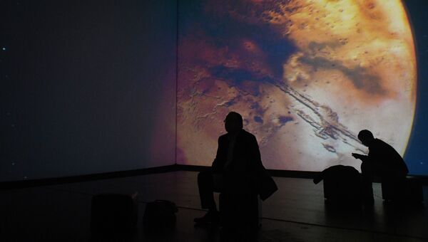 Посетители на экспозиции мультимедийной выставки Космос. Love открывшейся в московском центре дизайна ARTPLAY